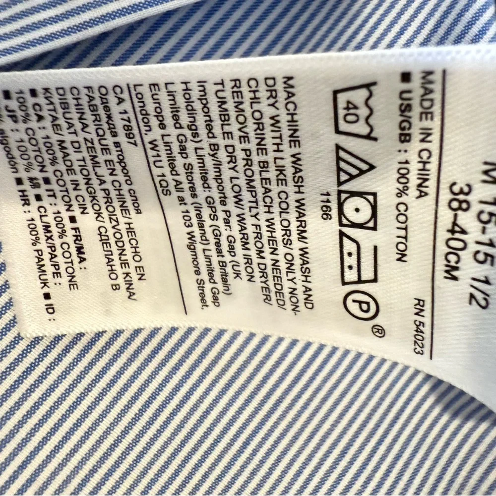 Banana Republic Blue Pinstriped Long Sleeve Button Up shirt, size M